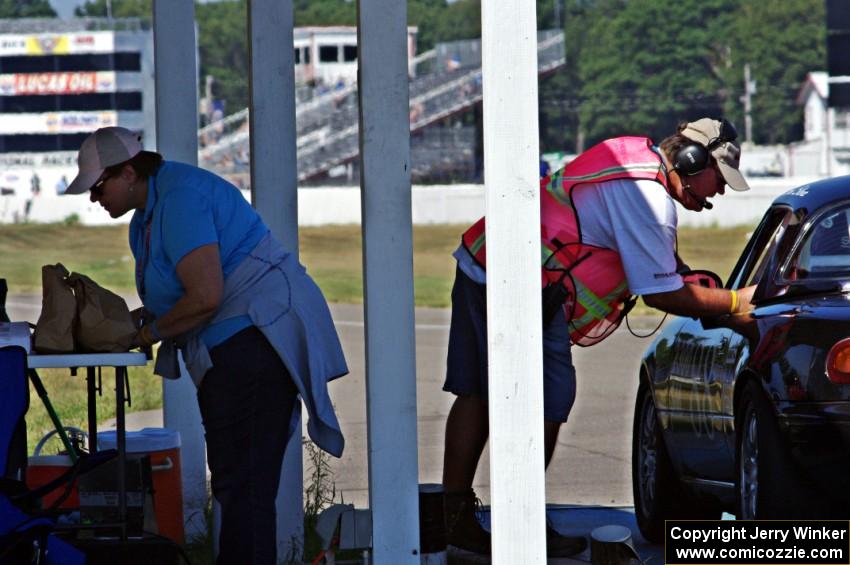 Dale and Julie Hammons handle the scales