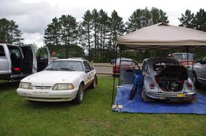 Bonnie Stoehr / Ryan Rose Ford Mustang and Mark Huebbe / John Huebbe VW Beetle prior to the start