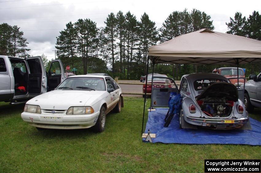 Bonnie Stoehr / Ryan Rose Ford Mustang and Mark Huebbe / John Huebbe VW Beetle prior to the start