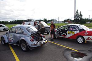 The Mark Huebbe / John Huebbe VW Beetle and Jan Zedril / Jody Zedril Mitsubishi Lancer ES before the start of the rally.