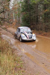 Mark Huebbe / John Huebbe in their VW Beetle near the finish of SS10 (Menge Creek 1)