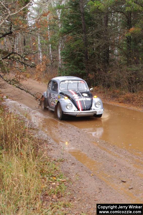 Mark Huebbe / John Huebbe in their VW Beetle near the finish of SS10 (Menge Creek 1)