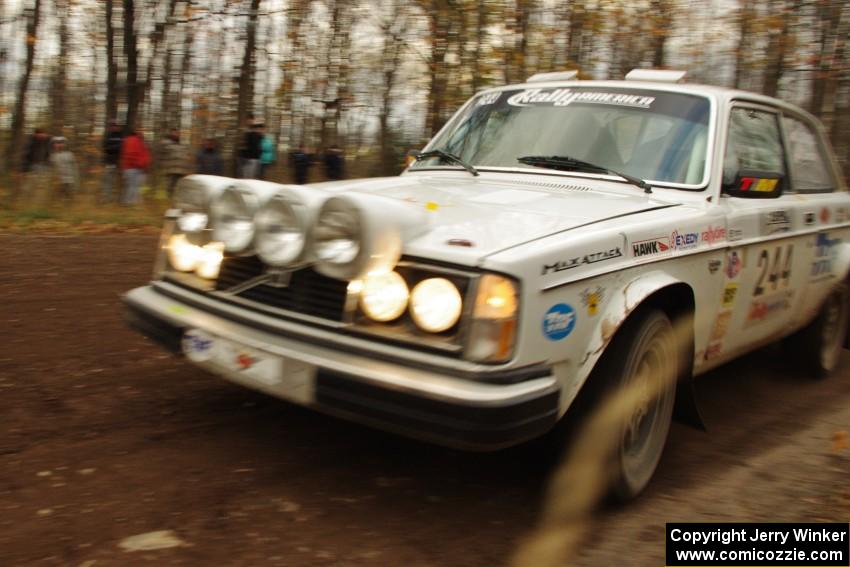 Chris Czyzio / Jeff Secor in their Volvo 242 on SS16 (Arvon Tower 2)