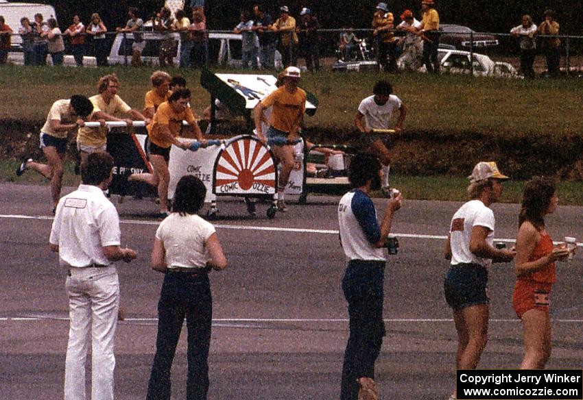 Midway through the 1980 BIR bed race the Comic Ozzie team peters out. Lew Winker photo.