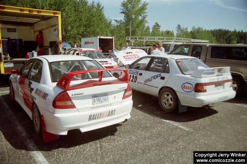 Bill Morton / Mike Busalacchi Mitsubishi Lancer Evo IV and Dean Panton / Michael Fennell Hyundai Elantra prior to the start.