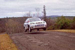 Peter Malaszuk / Darek Szerejko Daewoo Nubira at the final yump on SS14, Brockway Mountain I.