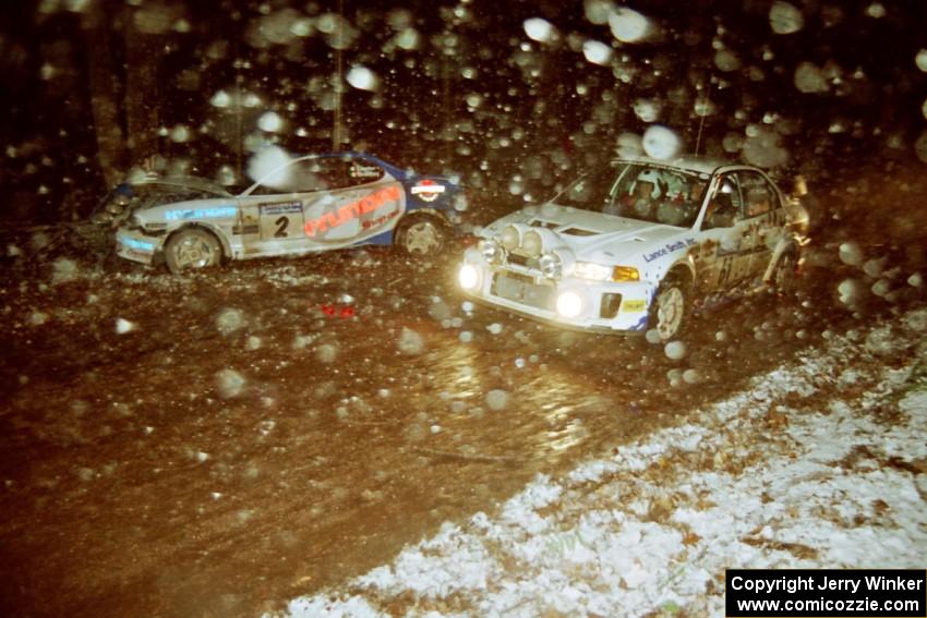 Karl Scheible / Gail McGuire Mitsubishi Lancer Evo V passes by the wrecked Noel Lawler / Charles Bradley Hyundai Tiburon on SS5.