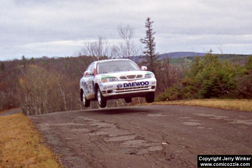 Peter Malaszuk / Darek Szerejko Daewoo Nubira at the final yump on SS14, Brockway Mountain I.