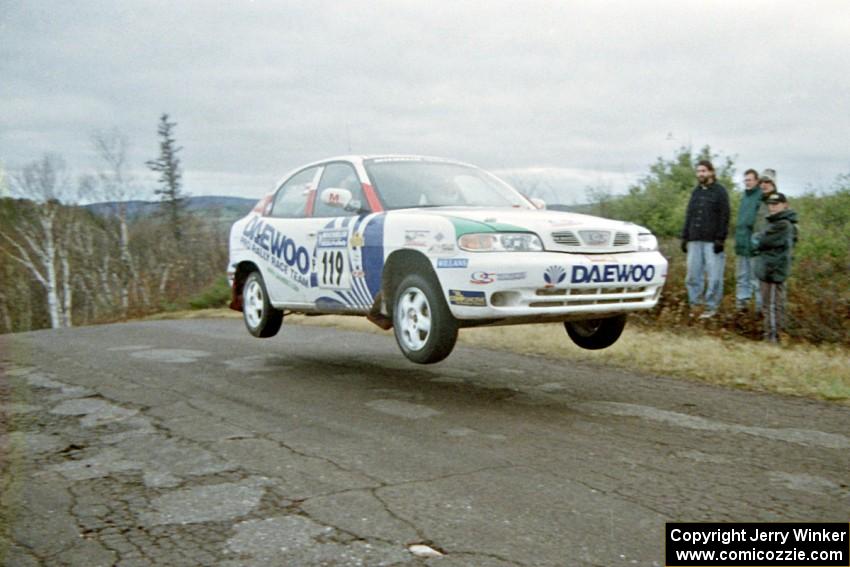 Peter Malaszuk / Darek Szerejko Daewoo Nubira at the final yump on SS15, Brockway Mountain II.