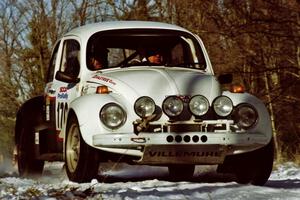 Reny Villemure / Mike Villemure set up their VW Beetle for the hairpin on SS7, Ranch II.