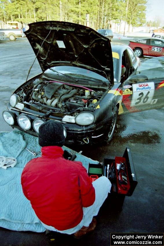 The Evan Moen / Kurt Winkelmann Chrysler Neon gets serviced during the dinner break.