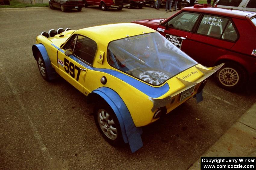 The Paul Moorman / Diane Sargent SAAB Sonett II and Jon Butts / Gary Butts Dodge Omni before the rally.