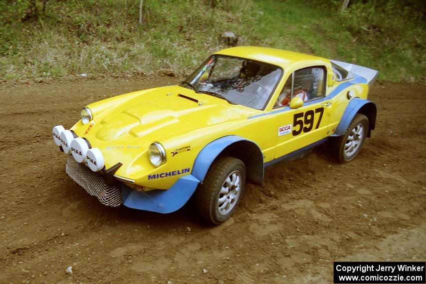 The Paul Moorman / Diane Sargent SAAB Sonett II through a 90-left on SS1.