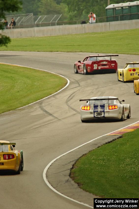 The leaders stream into turn 13