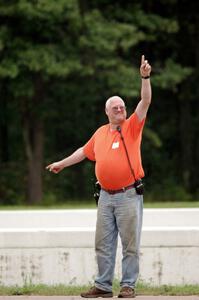 Jim Anderson directs cars to the scales.