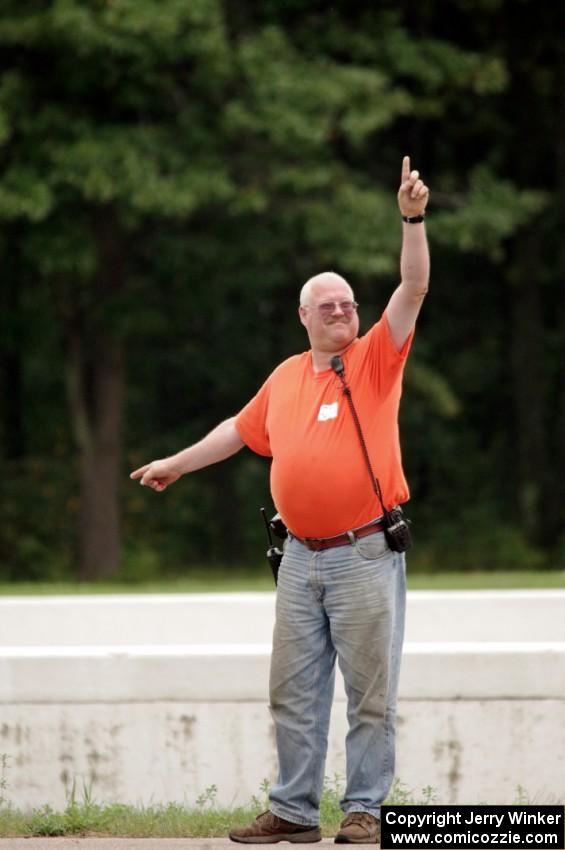 Jim Anderson directs cars to the scales.