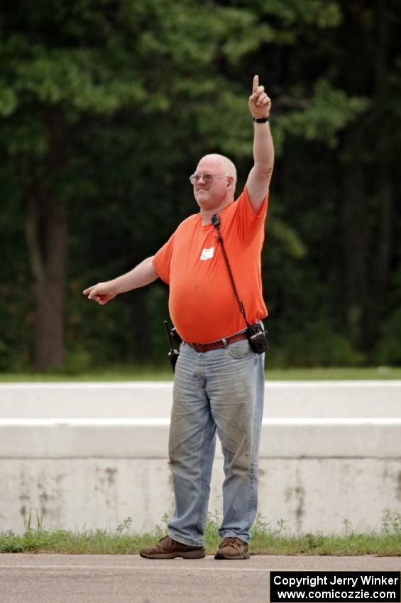 Jim Anderson directs cars to the scales.