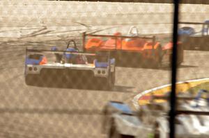 Panoz Élan DP-02s battle through the dust at turn one.