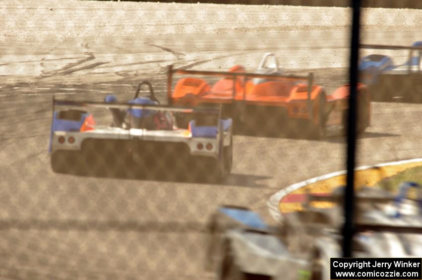 Panoz Élan DP-02s battle through the dust at turn one.