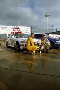 Richard Tuthill / John Bennie pose in front of their winning Mitsubishi Lancer Evo IV.