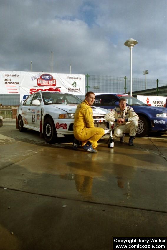 Richard Tuthill / John Bennie pose in front of their winning Mitsubishi Lancer Evo IV.