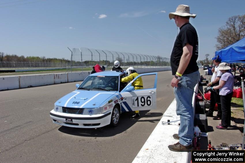 Fart-Hinder Racing SAAB 9-3 in the pits during a driver's change.