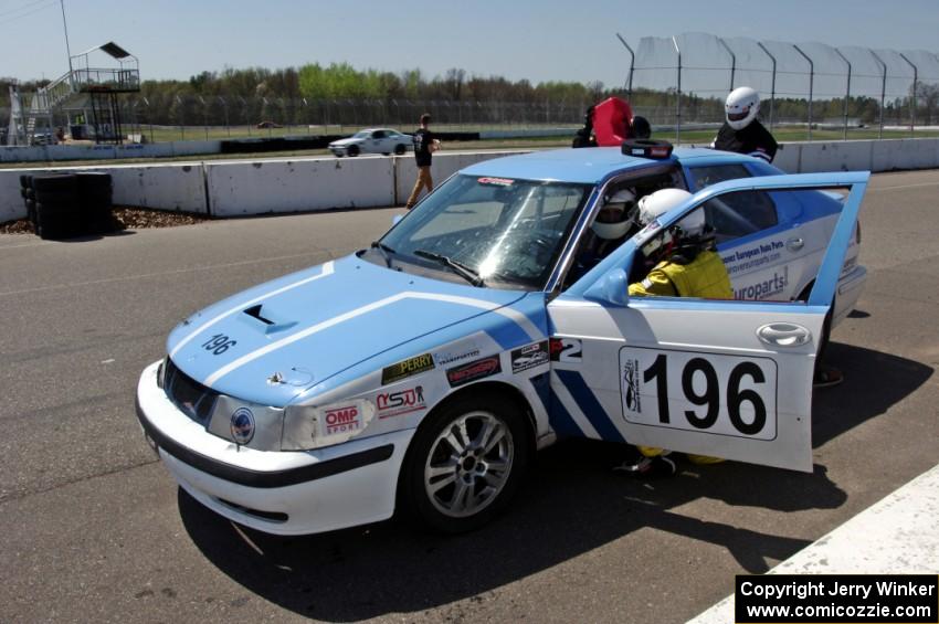 Fart-Hinder Racing SAAB 9-3 in the pits during a driver's change.