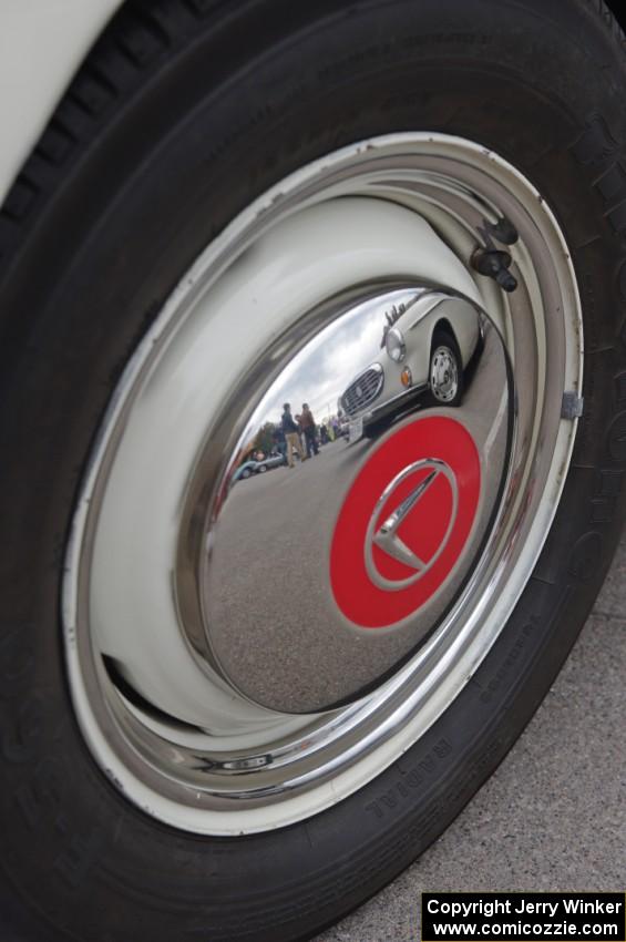 Volvo P1800 in a 544 hubcap