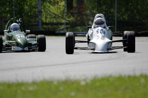 Alan Murray's Swift DB-1 Formula Ford and Dalton Mensink's Red Devil LD Formula 500