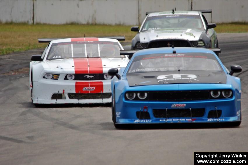 Cameron Lawrence's Dodge Challenger, Tony Ave's Ford Mustang and