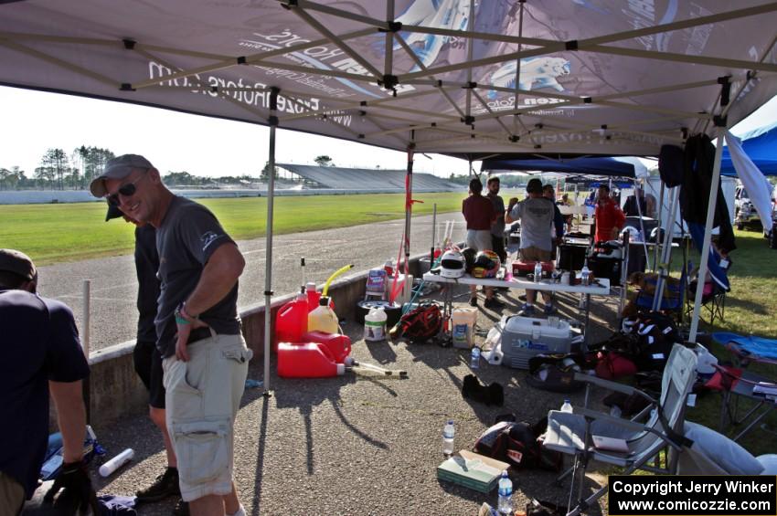 Fart-Hinder Racing SAAB 9-3 crew in the pits after the car DNF's on pit lane.