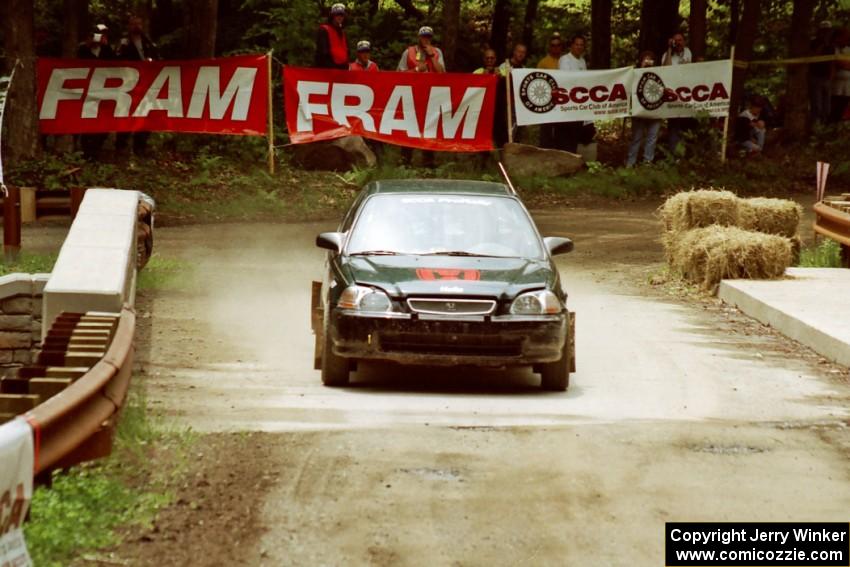 Nick Robinson / Jim Newton Honda Civic comes through the spectator area at Phasa, SS4.