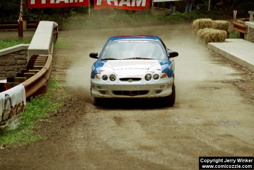 Tim O'Neil / Georgio Cerboncini Hyundai Tiburon comes through the spectator area at Phasa, SS4.