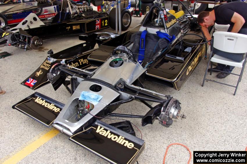 Doc Bundy's Lotus 79 and Gregory Thornton's Lotus 77