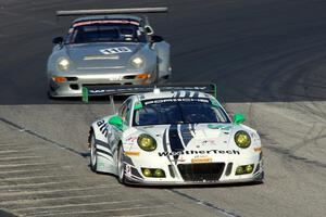 David MacNeil's Porsche 911 GT3R and David Treichel's Fabcar-Porsche 911