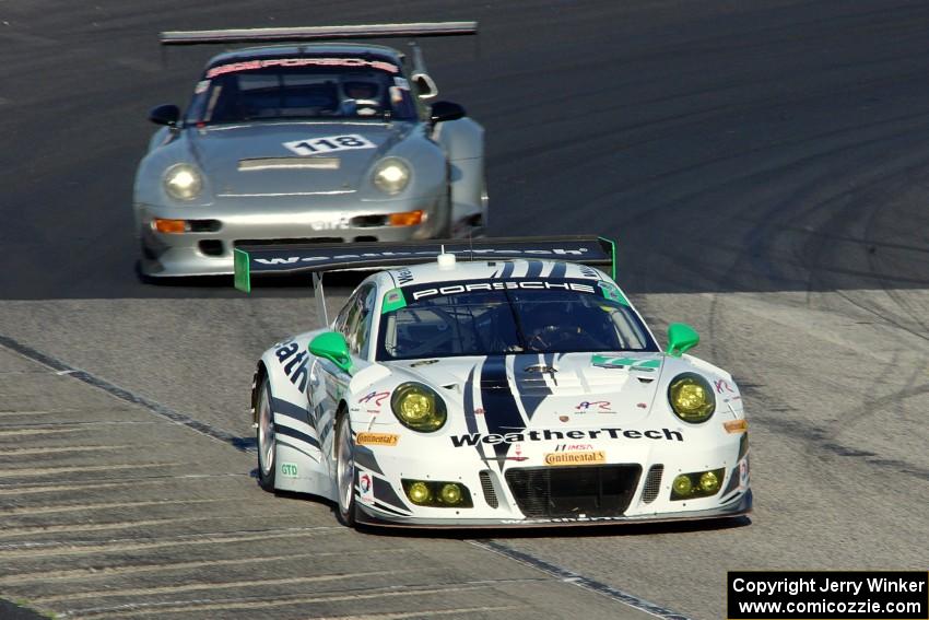 David MacNeil's Porsche 911 GT3R and David Treichel's Fabcar-Porsche 911