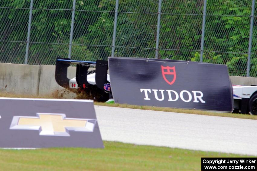 Michal Chlumecky's Panoz Élan DP-02 tags the outside wall at turn 2.