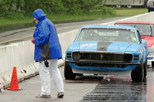 Karen Carson walks in front of Brian Kennedy's Ford Mustang Boss 302 and Ed Dulski's Datsun 240Z on the false grid.