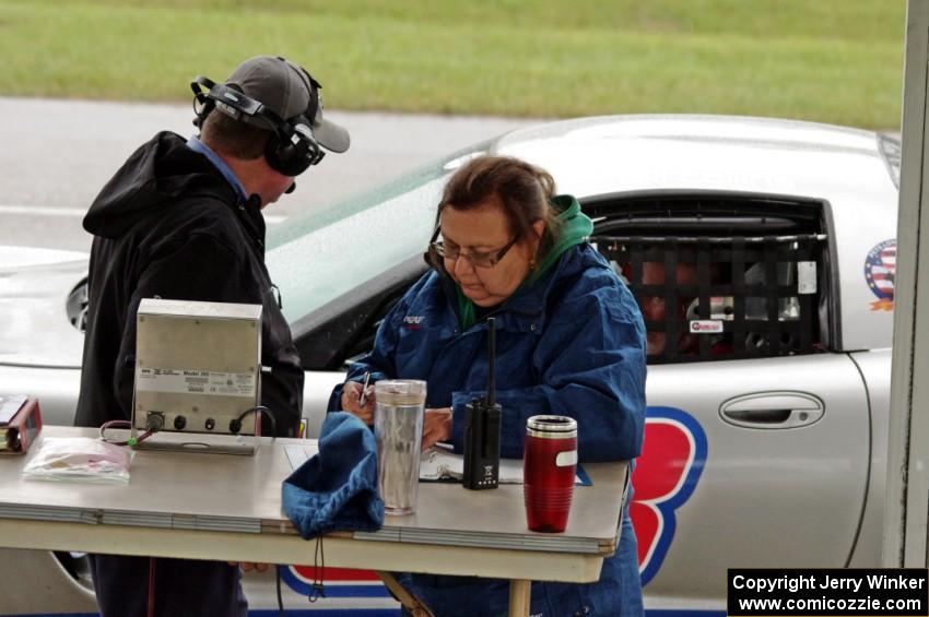 Dale Hammons and Marge Steffan weigh Bill Collins' T2 Chevy Corvette.