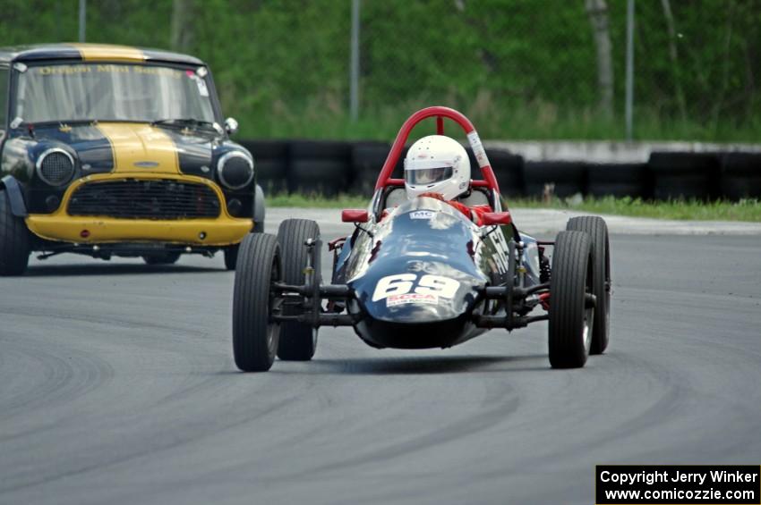 Jon Belanger's Autodynamics Mk. V Formula Vee and Greg Wold's Morris Mini-Cooper S