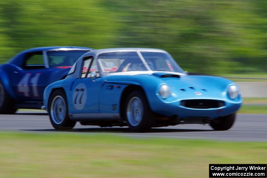 John Hagen's TVR Griffith and Darwin Bosell's Chevy Corvette