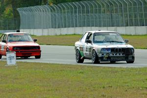SD Faces BMW 325is and E30 Bombers BMW 325i