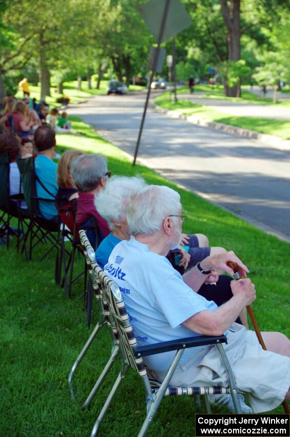 Spectators along Lake Harriet Parkway await the start.