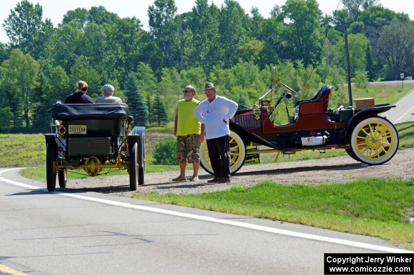 Gil Fitzhugh's 1907 Stanley Steamer checks on Gene Grengs' 1910 Stanley Steamer