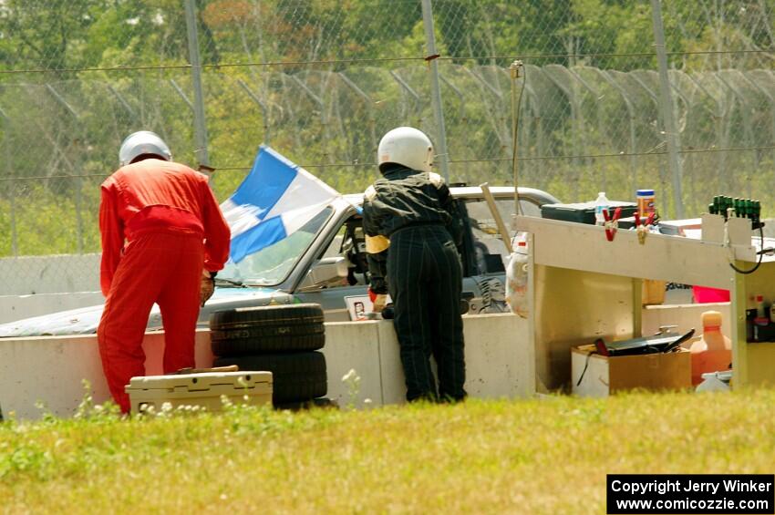 Chump Faces BMW 325is in the pits.