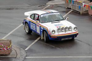 A classic Porsche 911SC does a run of the course.