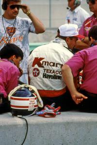 Nigel Mansell converses with Carl Haas
