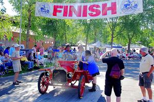 Ron Gardas, Sr.'s 1910 Buick Model 14 at the finish.