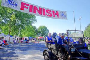 Bob Long's 1908 Maxwell at the finish.