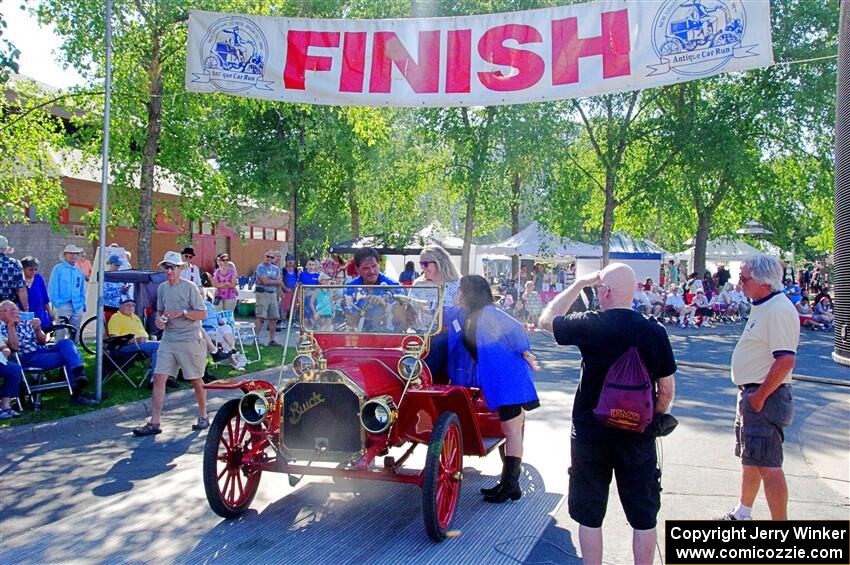 Ron Gardas, Sr.'s 1910 Buick Model 14 at the finish.